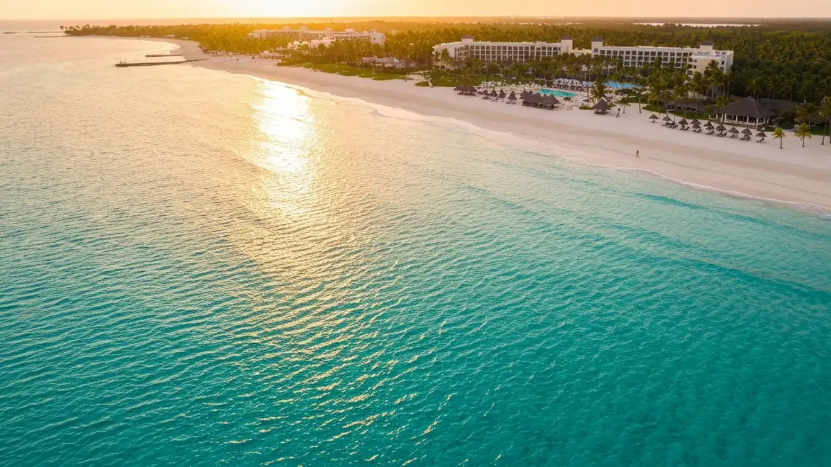 Piękna plaża w Punta Canie z białym piaskiem i turkusowymi wodami