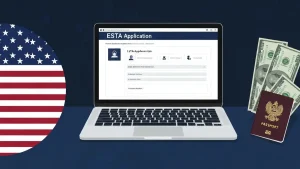 Flaga USA, laptop z formularzem ESTA, banknoty USD i polskie paszporty na biurku - grafika dot. aplikacji online na ESTA