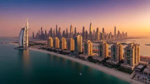 Widok panoramiczny na Burj Al Arab i inne hotele 5 gwiazdek w Dubaju o zachodzie słońca
