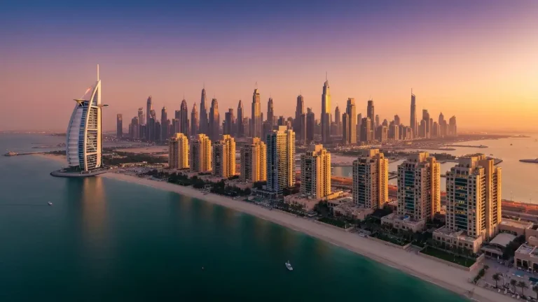 Widok panoramiczny na Burj Al Arab i inne hotele 5 gwiazdek w Dubaju o zachodzie słońca