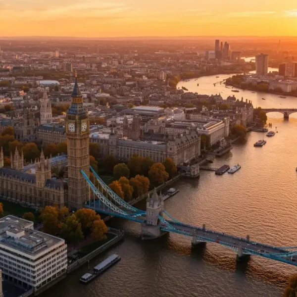 Widok na Big Ben i Tower Bridge w Londynie o zmierzchu z Tamizy