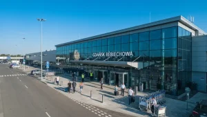 Widok terminala lotniska Gdańsk Rębiechowo z zewnątrz i wejście główne