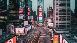 Widok na Manhattan i Times Square w Nowym Jorku w nocy z błyskającymi neonowymi znakami i wieżowcami