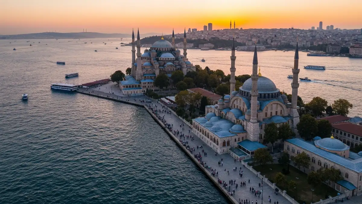 Widok na Meczet Błękitny i Bazylika Hagia Sophia na tle Bosfortu przy zachodzie słońca w Stambule