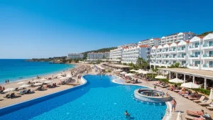 Turecki hotel all inclusive z nieskończoną plażą, turkusowym morzem i widokiem na góry