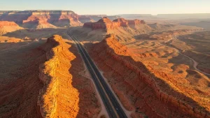 USA Zachodnie - droga przez pustynię z widokiem na Grand Canyon i rozciągnięty horyzont