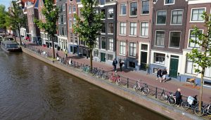 czy holandia jest bezpieczna widok na Amsterdam z kanałami i rowerami