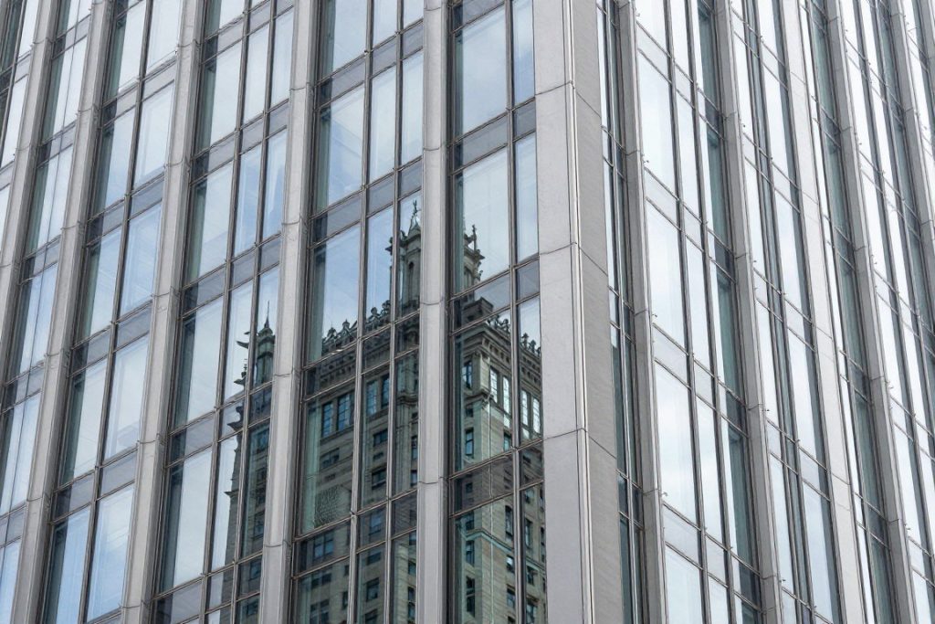 Detal architektoniczny fasady hotelu Marriott pokazujący konstrukcję szklaną